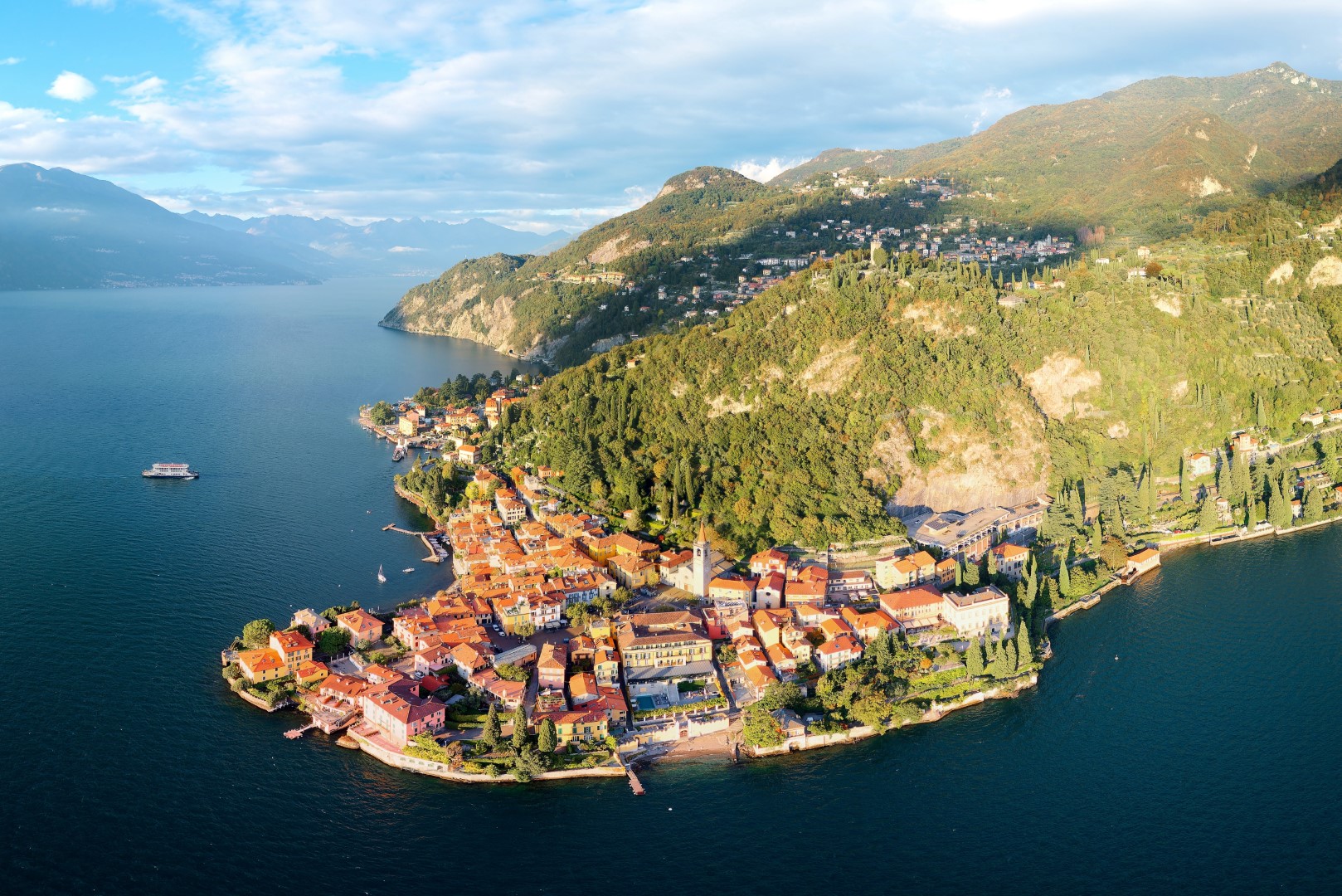 aerialviewofvarennavillagenestledbylakecomounder